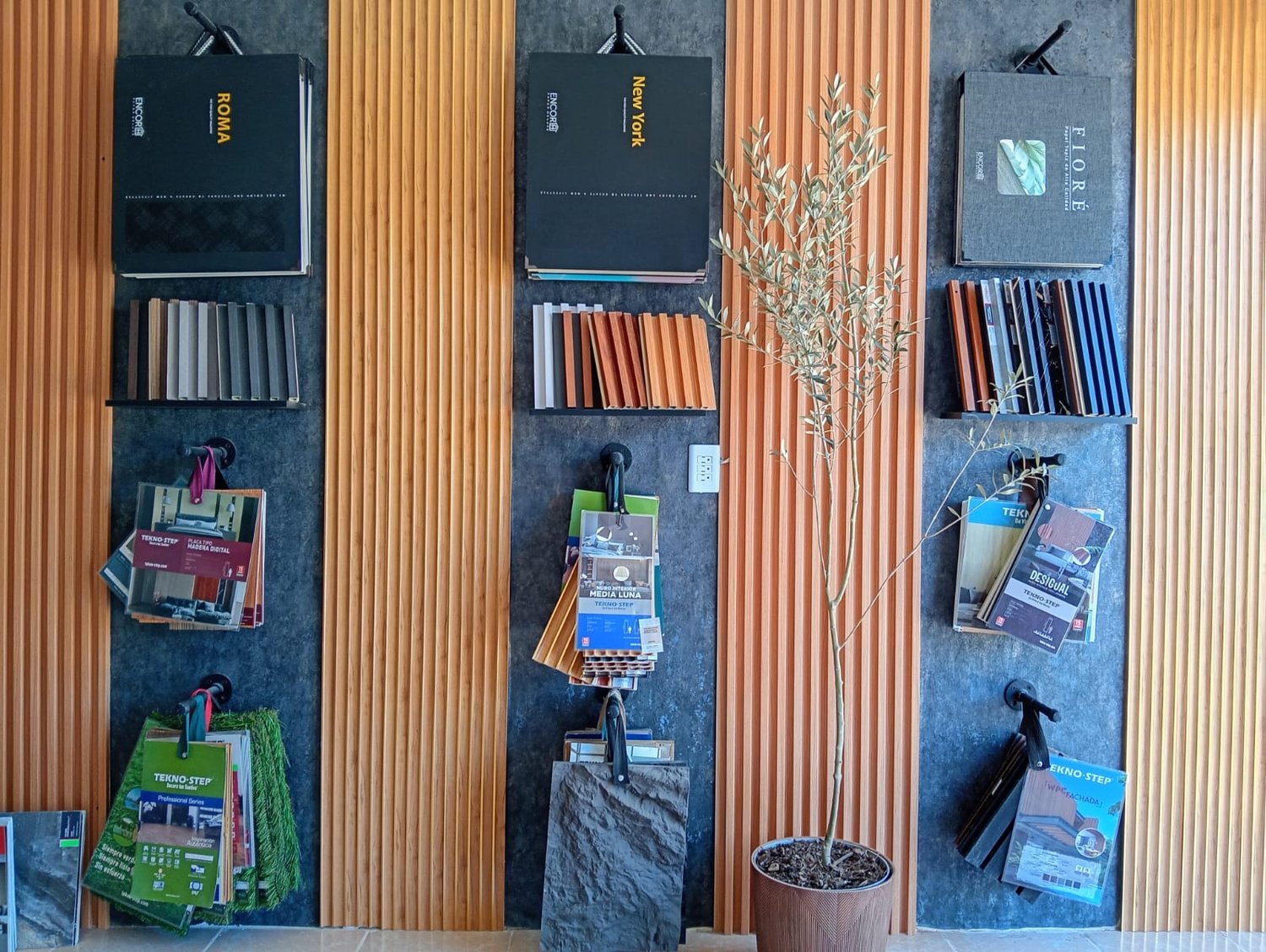Venta e instalación de recubrimientos y acabados en Tequisquiapan: panel WPC tipo lambrín, placa PVC tipo mármol, papel tapiz, piso laminado y pasto sintético — Tercer Estudio